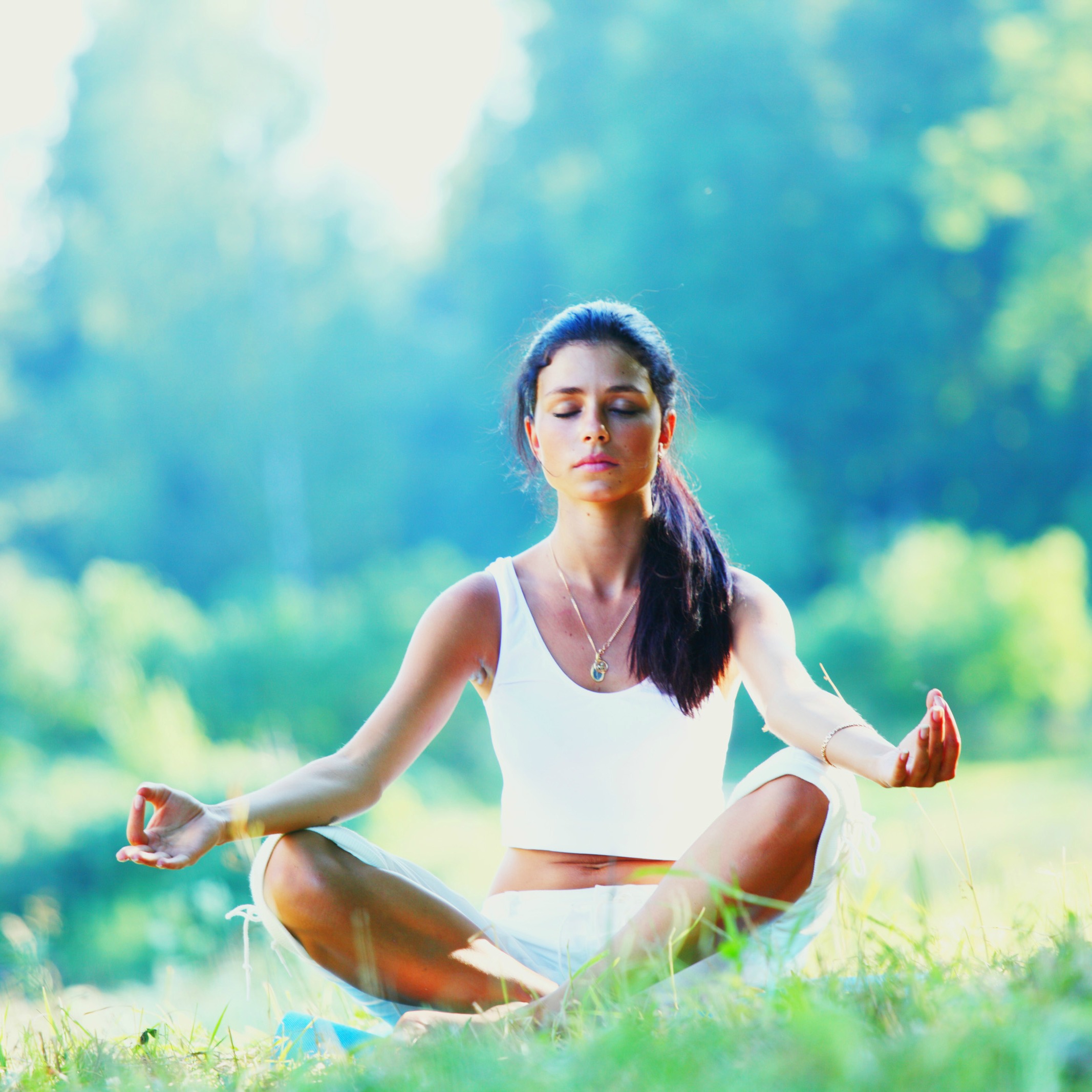 Медитация на удачный. Йога медитация. Утренняя медитация. Медитация на природе. Утренняя медитация для женщин.