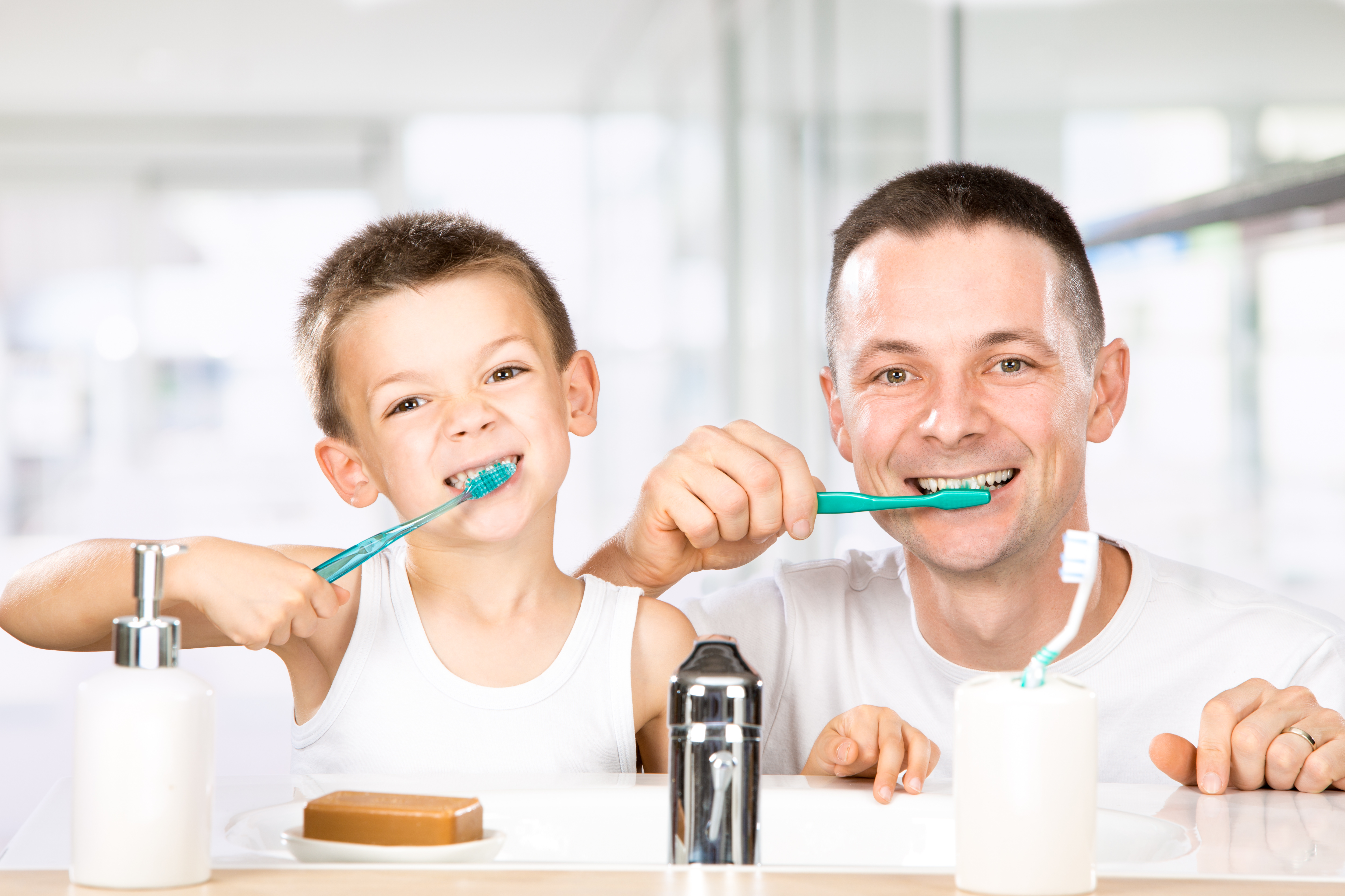 Do your teeth. Чистка зубов для детей. Ребенок чистит зубы. Чистка зубов школьника. Подросток чистит зубы.