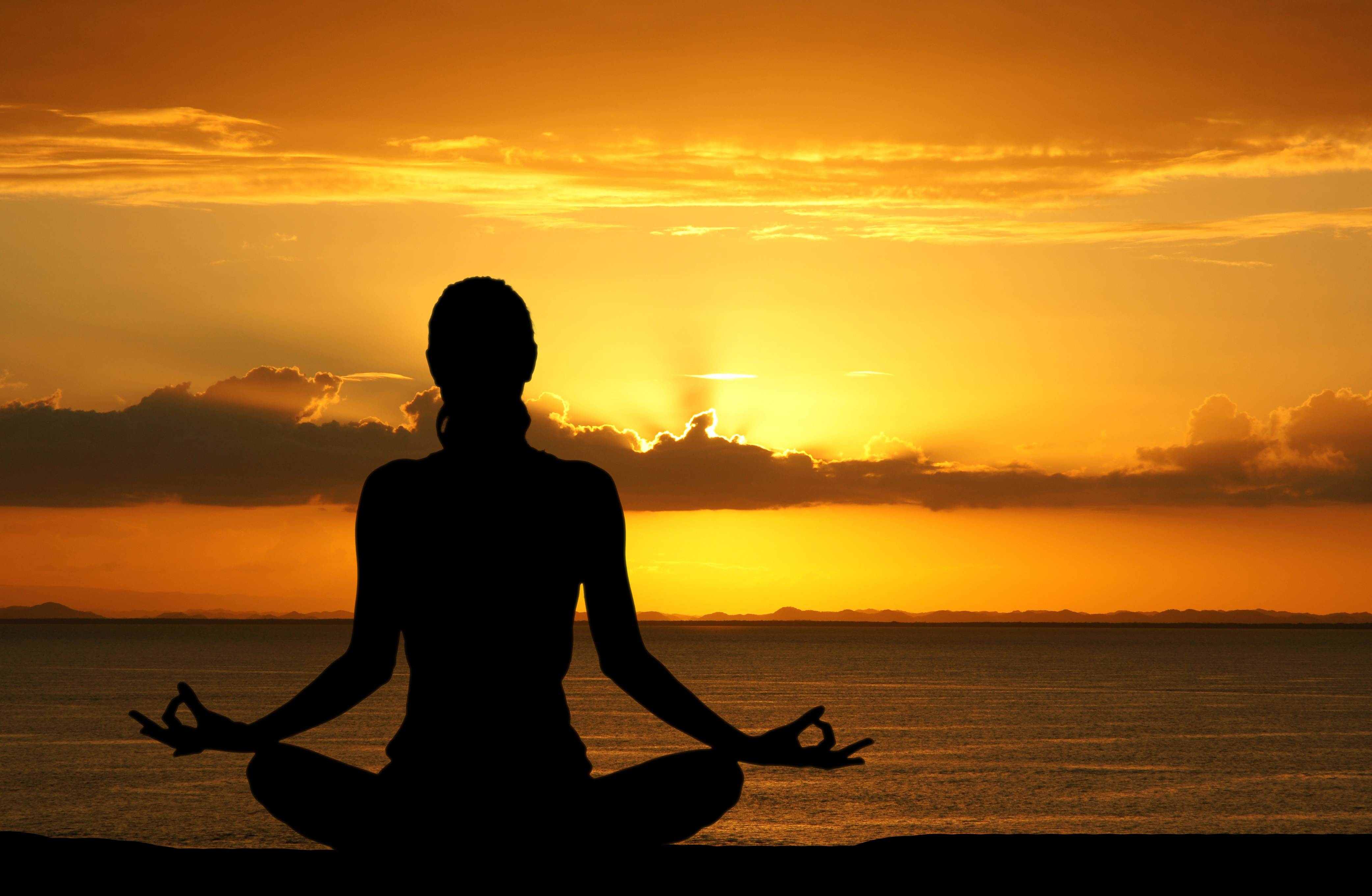 Расслабленный вечер. Йога на закате. Девушка медитирует на берегу. Йога море закат.